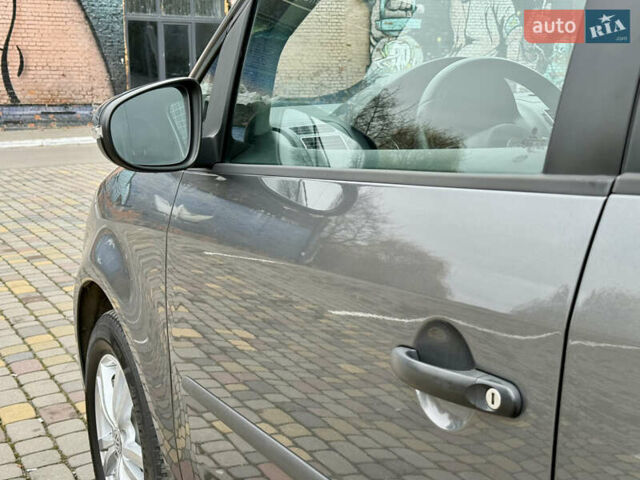 Сірий Фольксваген Туран, об'ємом двигуна 1.6 л та пробігом 244 тис. км за 10550 $, фото 39 на Automoto.ua