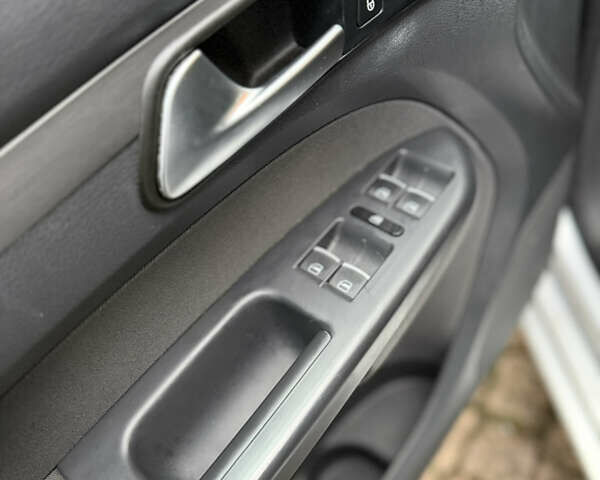 Серый Фольксваген Туран, объемом двигателя 1.6 л и пробегом 245 тыс. км за 10200 $, фото 21 на Automoto.ua