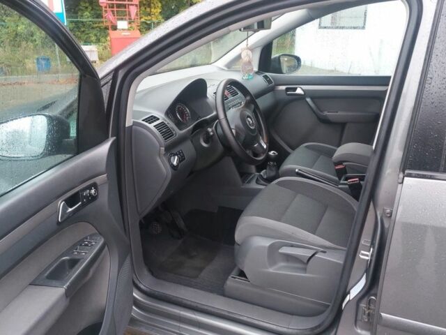 Серый Фольксваген Туран, объемом двигателя 1.6 л и пробегом 264 тыс. км за 10300 $, фото 3 на Automoto.ua