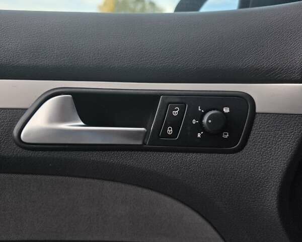 Серый Фольксваген Туран, объемом двигателя 1.6 л и пробегом 233 тыс. км за 8800 $, фото 12 на Automoto.ua