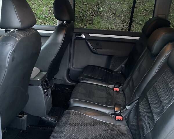 Сірий Фольксваген Туран, об'ємом двигуна 1.6 л та пробігом 237 тис. км за 11500 $, фото 4 на Automoto.ua