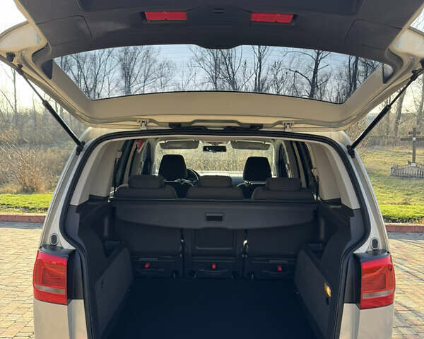 Сірий Фольксваген Туран, об'ємом двигуна 2 л та пробігом 346 тис. км за 12800 $, фото 50 на Automoto.ua