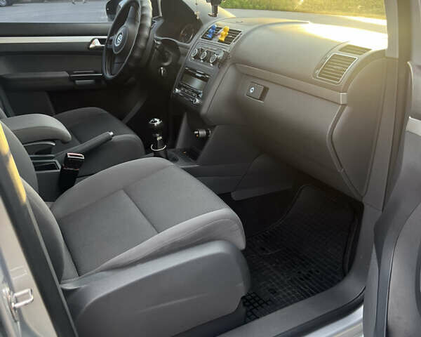 Серый Фольксваген Туран, объемом двигателя 1.6 л и пробегом 262 тыс. км за 8800 $, фото 16 на Automoto.ua