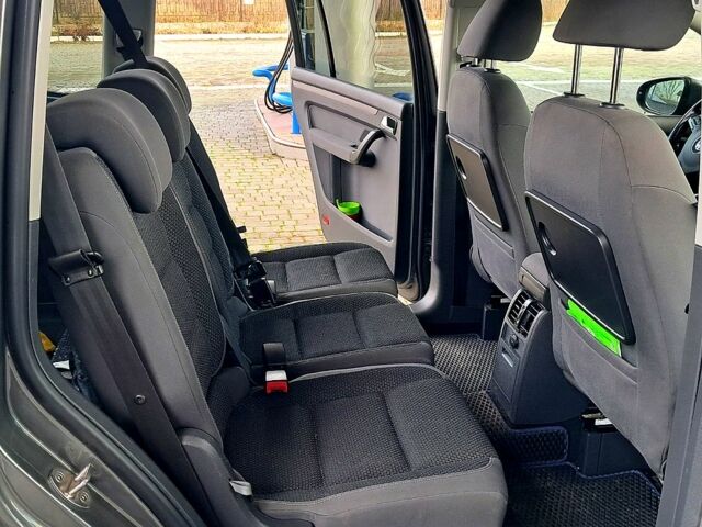 Серый Фольксваген Туран, объемом двигателя 1.6 л и пробегом 268 тыс. км за 10200 $, фото 4 на Automoto.ua