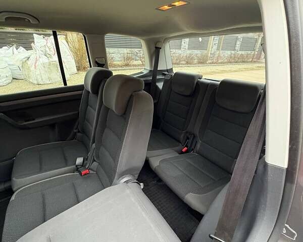 Сірий Фольксваген Туран, об'ємом двигуна 1.6 л та пробігом 245 тис. км за 9500 $, фото 7 на Automoto.ua