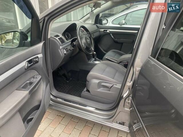 Серый Фольксваген Туран, объемом двигателя 1.6 л и пробегом 254 тыс. км за 10200 $, фото 31 на Automoto.ua