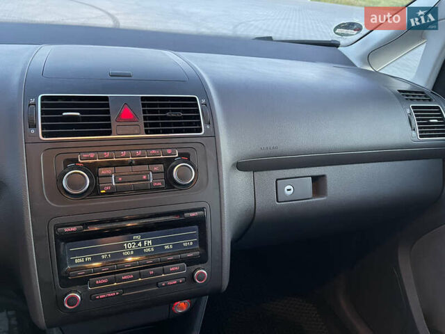 Серый Фольксваген Туран, объемом двигателя 1.6 л и пробегом 331 тыс. км за 8700 $, фото 31 на Automoto.ua