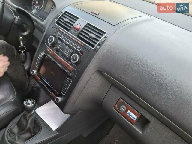 Серый Фольксваген Туран, объемом двигателя 2 л и пробегом 220 тыс. км за 11800 $, фото 4 на Automoto.ua