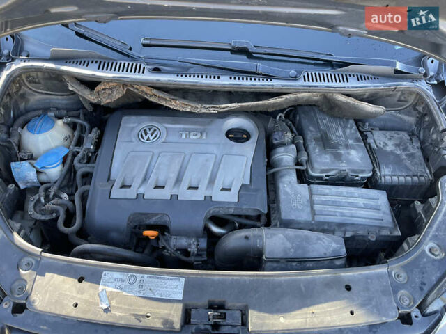Серый Фольксваген Туран, объемом двигателя 1.6 л и пробегом 301 тыс. км за 9000 $, фото 11 на Automoto.ua