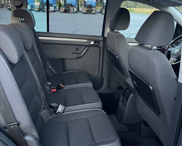 Серый Фольксваген Туран, объемом двигателя 1.6 л и пробегом 331 тыс. км за 8700 $, фото 39 на Automoto.ua