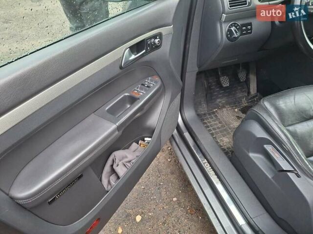 Серый Фольксваген Туран, объемом двигателя 2 л и пробегом 220 тыс. км за 11800 $, фото 6 на Automoto.ua