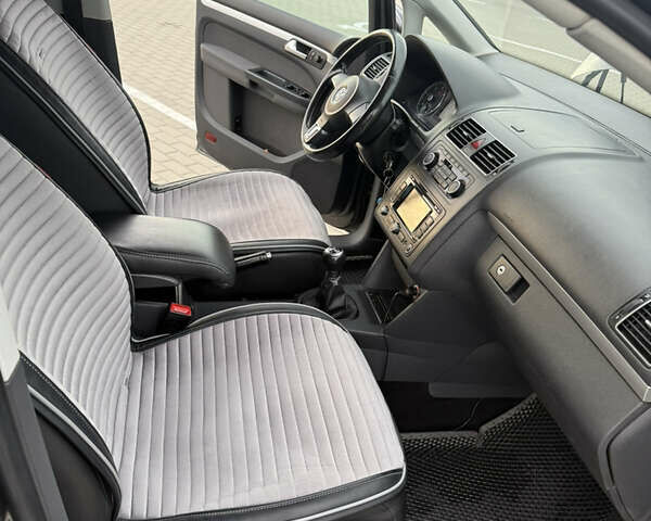 Серый Фольксваген Туран, объемом двигателя 1.6 л и пробегом 354 тыс. км за 8900 $, фото 20 на Automoto.ua