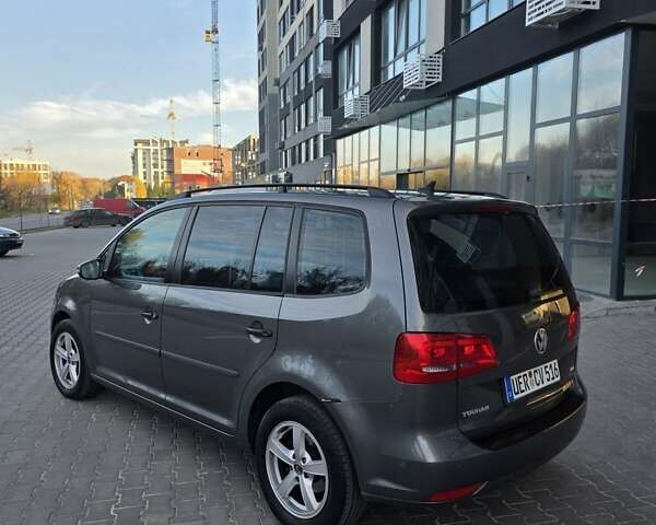Серый Фольксваген Туран, объемом двигателя 1.6 л и пробегом 233 тыс. км за 8800 $, фото 4 на Automoto.ua