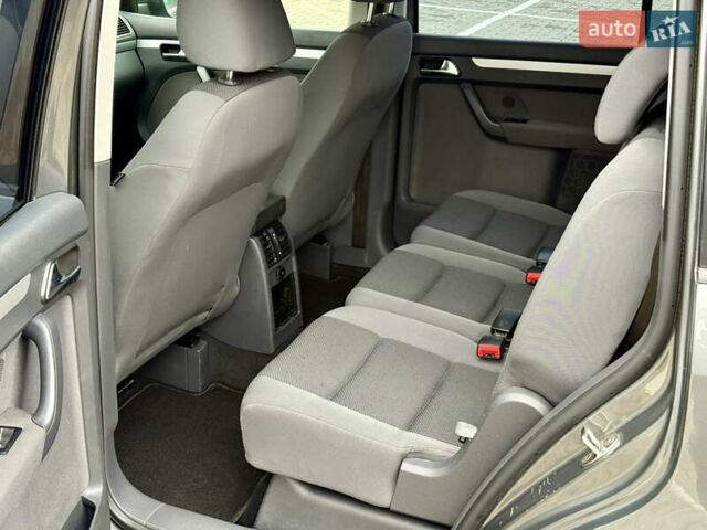 Сірий Фольксваген Туран, об'ємом двигуна 1.6 л та пробігом 244 тис. км за 10550 $, фото 32 на Automoto.ua