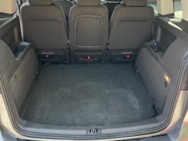 Серый Фольксваген Туран, объемом двигателя 2 л и пробегом 320 тыс. км за 8900 $, фото 7 на Automoto.ua