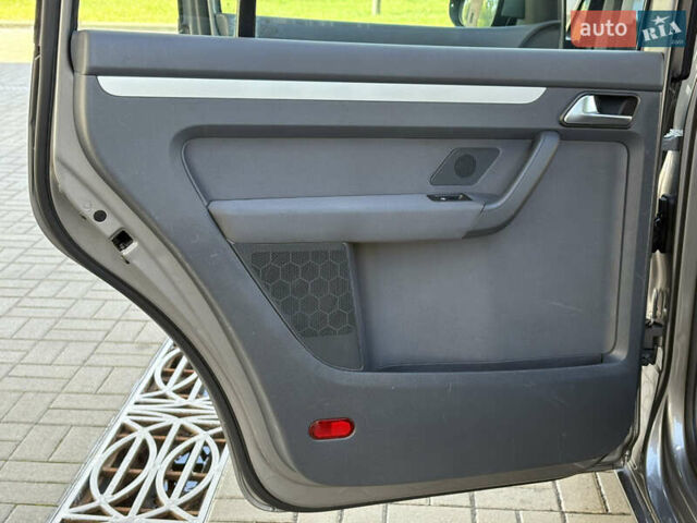 Серый Фольксваген Туран, объемом двигателя 1.39 л и пробегом 183 тыс. км за 8999 $, фото 51 на Automoto.ua