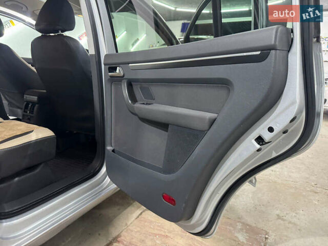 Серый Фольксваген Туран, объемом двигателя 1.4 л и пробегом 308 тыс. км за 6150 $, фото 16 на Automoto.ua