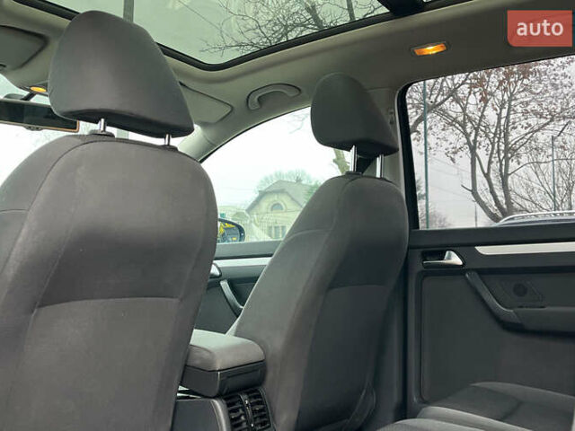 Серый Фольксваген Туран, объемом двигателя 1.6 л и пробегом 244 тыс. км за 9999 $, фото 21 на Automoto.ua