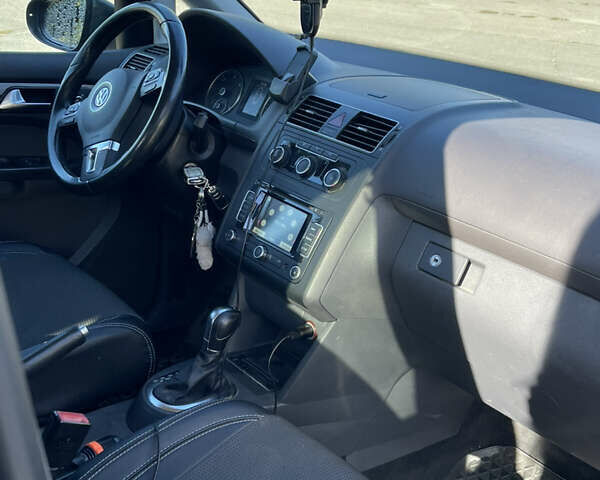 Серый Фольксваген Туран, объемом двигателя 1.6 л и пробегом 301 тыс. км за 9000 $, фото 7 на Automoto.ua