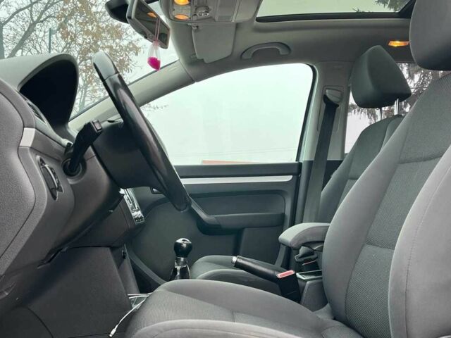 Серый Фольксваген Туран, объемом двигателя 1.6 л и пробегом 244 тыс. км за 9999 $, фото 19 на Automoto.ua