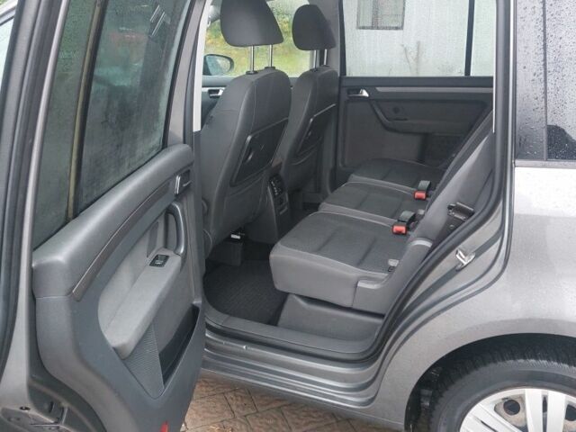 Серый Фольксваген Туран, объемом двигателя 1.6 л и пробегом 264 тыс. км за 10300 $, фото 2 на Automoto.ua