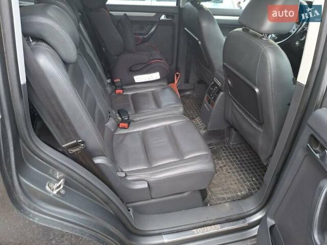 Серый Фольксваген Туран, объемом двигателя 2 л и пробегом 220 тыс. км за 11800 $, фото 7 на Automoto.ua