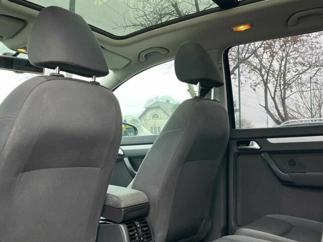 Серый Фольксваген Туран, объемом двигателя 1.6 л и пробегом 244 тыс. км за 9999 $, фото 21 на Automoto.ua