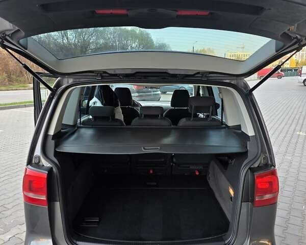 Серый Фольксваген Туран, объемом двигателя 1.6 л и пробегом 233 тыс. км за 8800 $, фото 27 на Automoto.ua