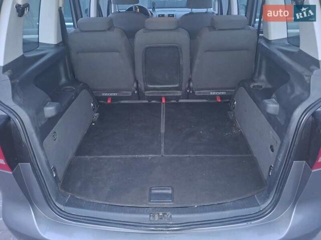 Серый Фольксваген Туран, объемом двигателя 1.6 л и пробегом 276 тыс. км за 8700 $, фото 7 на Automoto.ua