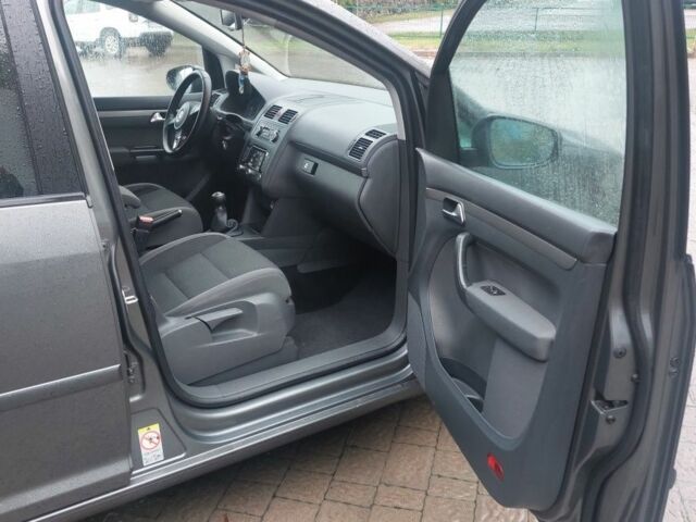 Серый Фольксваген Туран, объемом двигателя 1.6 л и пробегом 264 тыс. км за 10300 $, фото 4 на Automoto.ua