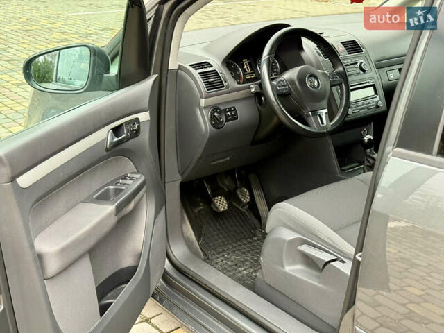 Сірий Фольксваген Туран, об'ємом двигуна 1.6 л та пробігом 244 тис. км за 10550 $, фото 31 на Automoto.ua