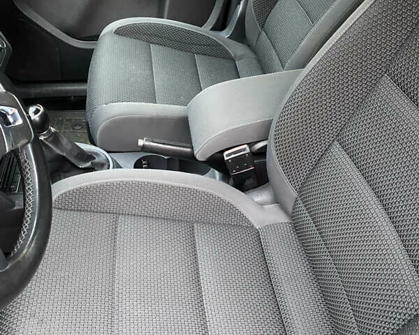 Серый Фольксваген Туран, объемом двигателя 1.6 л и пробегом 229 тыс. км за 11600 $, фото 12 на Automoto.ua