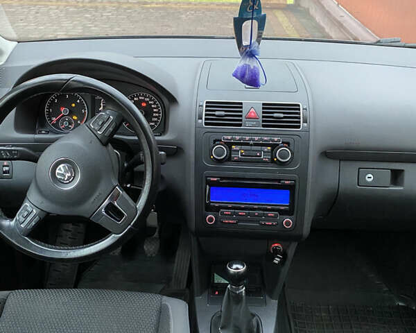 Серый Фольксваген Туран, объемом двигателя 1.6 л и пробегом 229 тыс. км за 11600 $, фото 3 на Automoto.ua