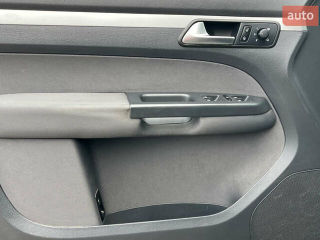 Серый Фольксваген Туран, объемом двигателя 1.6 л и пробегом 244 тыс. км за 9999 $, фото 25 на Automoto.ua