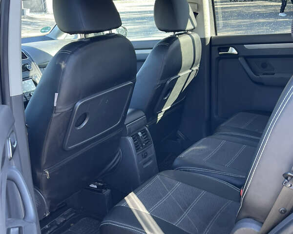 Серый Фольксваген Туран, объемом двигателя 1.6 л и пробегом 301 тыс. км за 9000 $, фото 8 на Automoto.ua