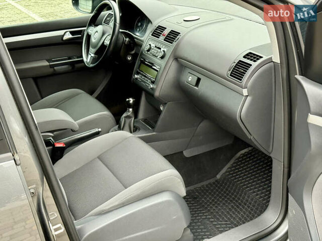 Сірий Фольксваген Туран, об'ємом двигуна 1.6 л та пробігом 244 тис. км за 10550 $, фото 34 на Automoto.ua