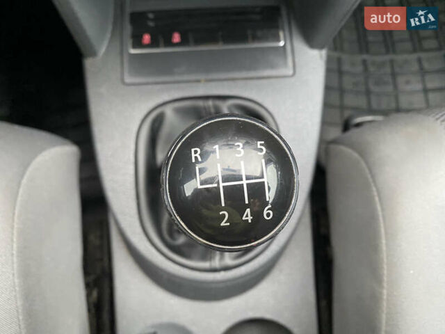 Серый Фольксваген Туран, объемом двигателя 1.6 л и пробегом 360 тыс. км за 4500 $, фото 34 на Automoto.ua