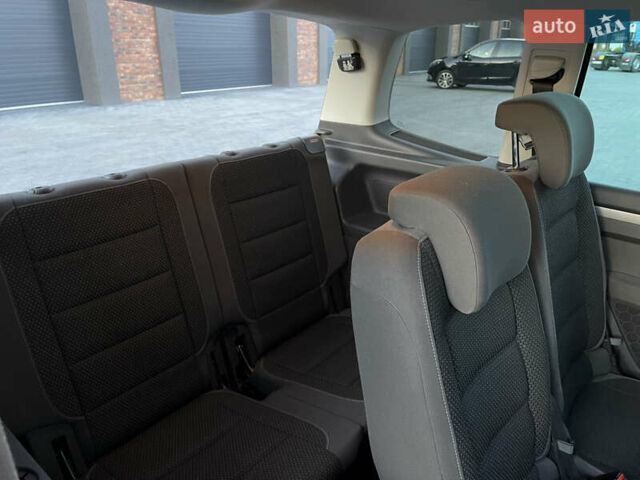 Серый Фольксваген Туран, объемом двигателя 1.6 л и пробегом 331 тыс. км за 8700 $, фото 36 на Automoto.ua