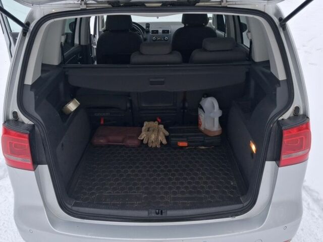 Серый Фольксваген Туран, объемом двигателя 2 л и пробегом 230 тыс. км за 10000 $, фото 12 на Automoto.ua