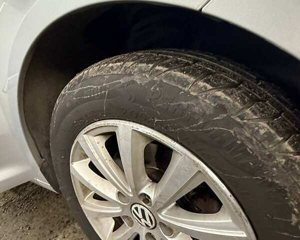 Серый Фольксваген Туран, объемом двигателя 1.6 л и пробегом 220 тыс. км за 9200 $, фото 2 на Automoto.ua