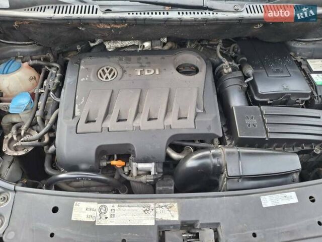 Серый Фольксваген Туран, объемом двигателя 2 л и пробегом 220 тыс. км за 11800 $, фото 2 на Automoto.ua