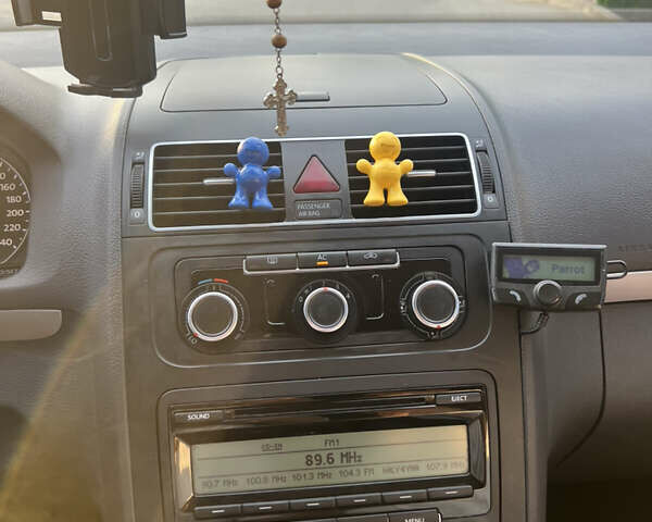 Серый Фольксваген Туран, объемом двигателя 1.6 л и пробегом 262 тыс. км за 8800 $, фото 10 на Automoto.ua