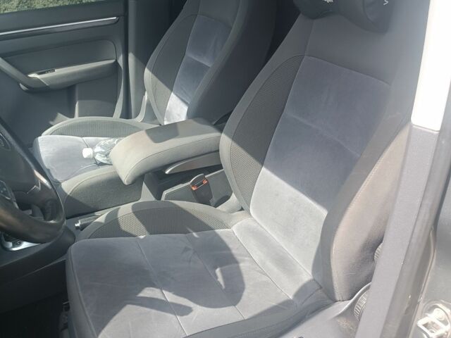 Серый Фольксваген Туран, объемом двигателя 2 л и пробегом 296 тыс. км за 10000 $, фото 10 на Automoto.ua