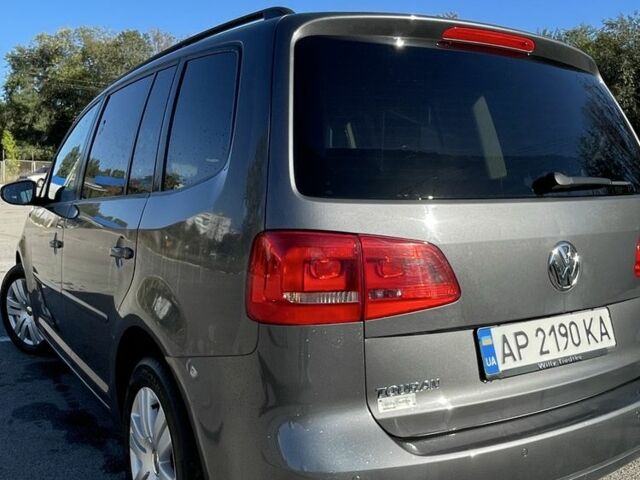 Серый Фольксваген Туран, объемом двигателя 1.6 л и пробегом 301 тыс. км за 9000 $, фото 1 на Automoto.ua