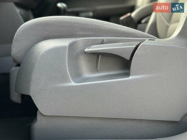 Серый Фольксваген Туран, объемом двигателя 1.6 л и пробегом 232 тыс. км за 11250 $, фото 50 на Automoto.ua