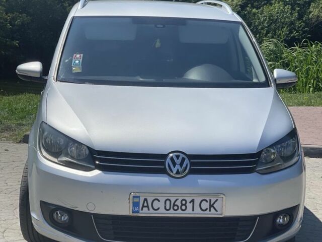 Серый Фольксваген Туран, объемом двигателя 1.6 л и пробегом 260 тыс. км за 11000 $, фото 1 на Automoto.ua