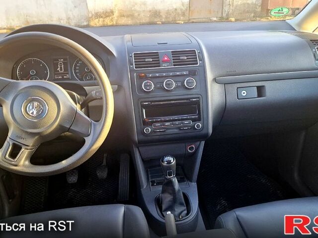 Серый Фольксваген Туран, объемом двигателя 2 л и пробегом 221 тыс. км за 9500 $, фото 2 на Automoto.ua