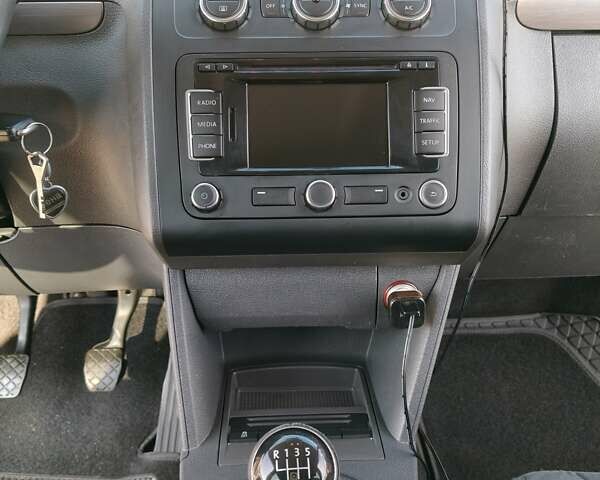 Серый Фольксваген Туран, объемом двигателя 1.6 л и пробегом 380 тыс. км за 10600 $, фото 7 на Automoto.ua