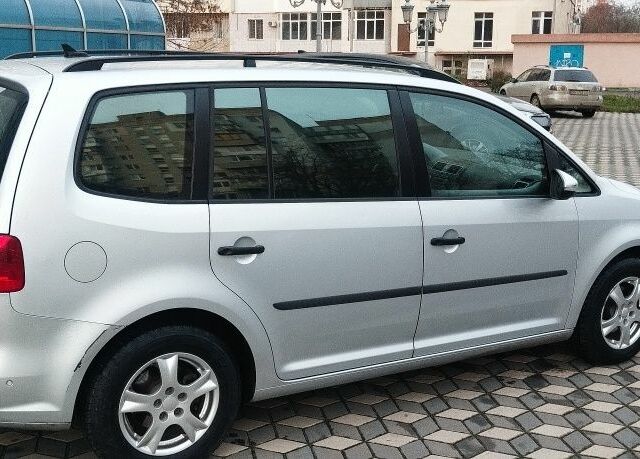 Серый Фольксваген Туран, объемом двигателя 1.6 л и пробегом 250 тыс. км за 9500 $, фото 2 на Automoto.ua