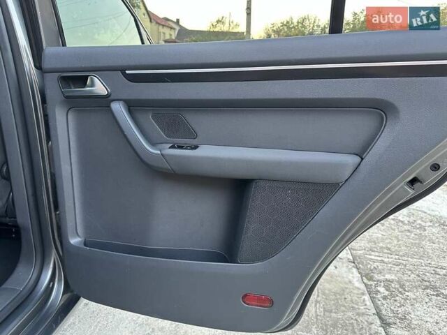 Сірий Фольксваген Туран, об'ємом двигуна 1.6 л та пробігом 232 тис. км за 11490 $, фото 41 на Automoto.ua